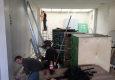 Beim Strom verlegen.