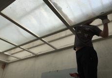 Der neue Bereich mit den Dachfenstern wird geputzt.