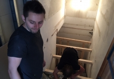 Eine wackelige Angelegenheit auf der Treppe zum Suff.